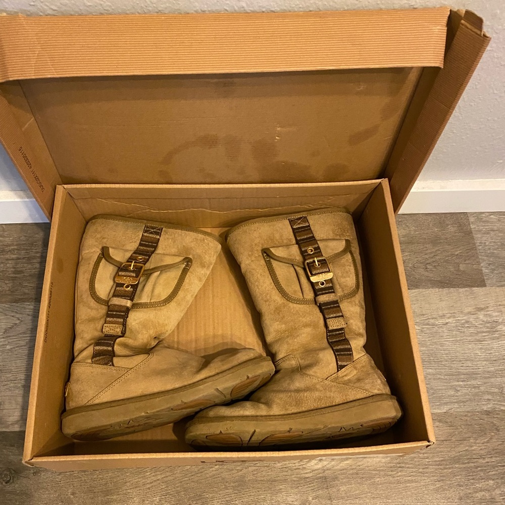 *BARELY WORN* UGGS! Cargo style in tan (discontinued)